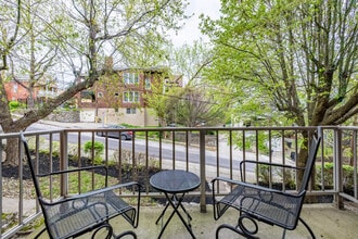 Bellevue House Apartments in Cincinnati, OH - Building Photo - Interior Photo