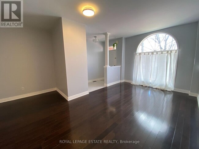 3745 Kingston Rd in Toronto, ON - Building Photo - Building Photo