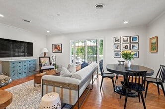 833 Peavy Rd in Dallas, TX - Foto de edificio - Building Photo