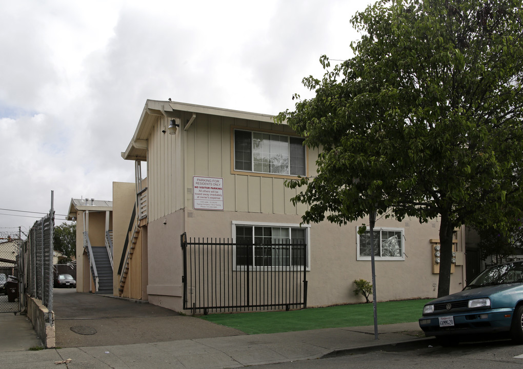 The Christina Apartments in Oakland, CA - Building Photo