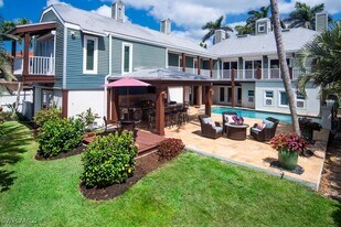 374 14th Ave S in Naples, FL - Building Photo