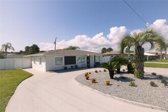 813 6th Ave in New Smyrna Beach, FL - Building Photo - Building Photo