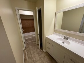 630 S Hawley Rd in Milwaukee, WI - Foto de edificio - Building Photo