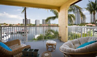 Waterways Village in Aventura, FL - Foto de edificio - Building Photo