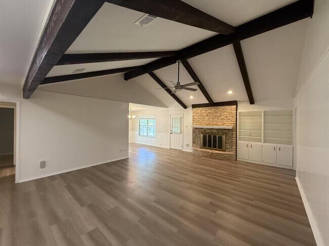 property at 1106 Oakwood Dr