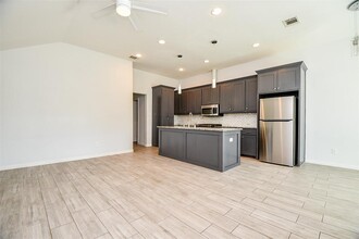 6747 England St in Houston, TX - Building Photo - Building Photo