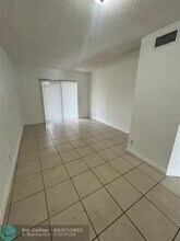 4099 Lakeside Dr in Tamarac, FL - Building Photo - Building Photo