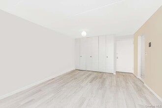 1155 Warburton Ave, Unit 2V in Yonkers, NY - Building Photo - Building Photo