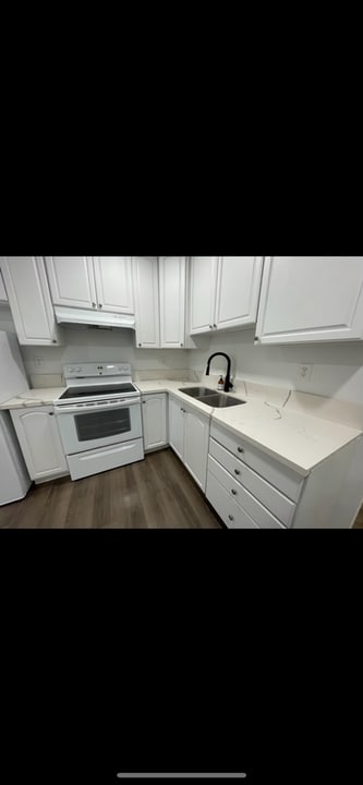 10661 Fern Ave in Stanton, CA - Foto de edificio