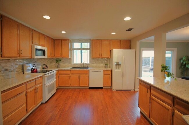 2255 La Grama Dr in Rancho Cordova, CA - Building Photo - Building Photo