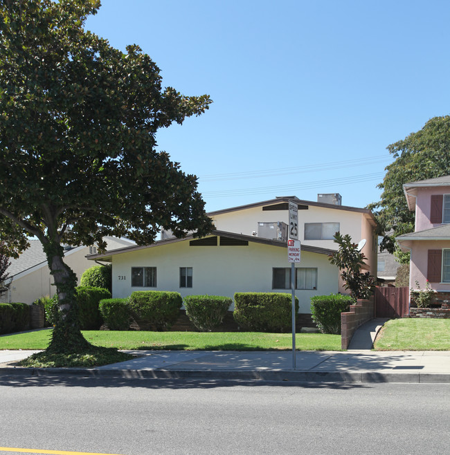 731 E Magnolia Blvd in Burbank, CA - Building Photo - Building Photo