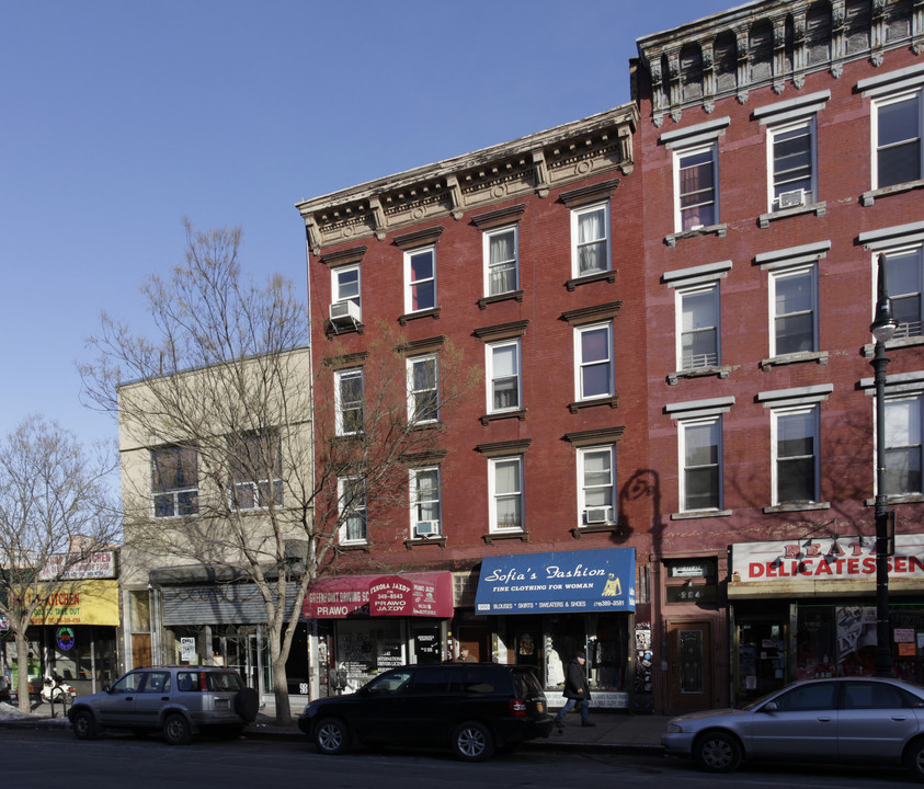986 Manhattan Ave in Brooklyn, NY - Foto de edificio