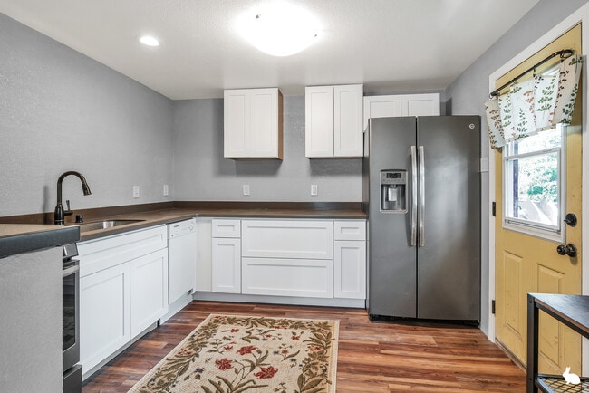 1423 Karluk St in Anchorage, AK - Building Photo - Building Photo