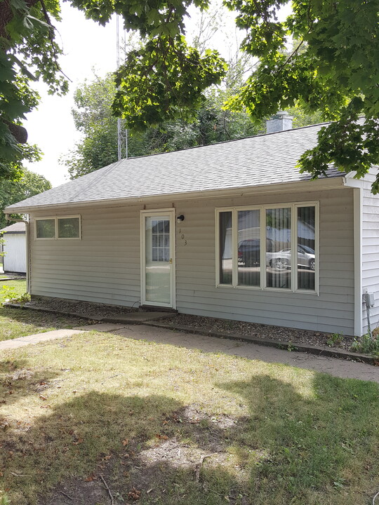 103 N Birch St in Danville, IA - Building Photo