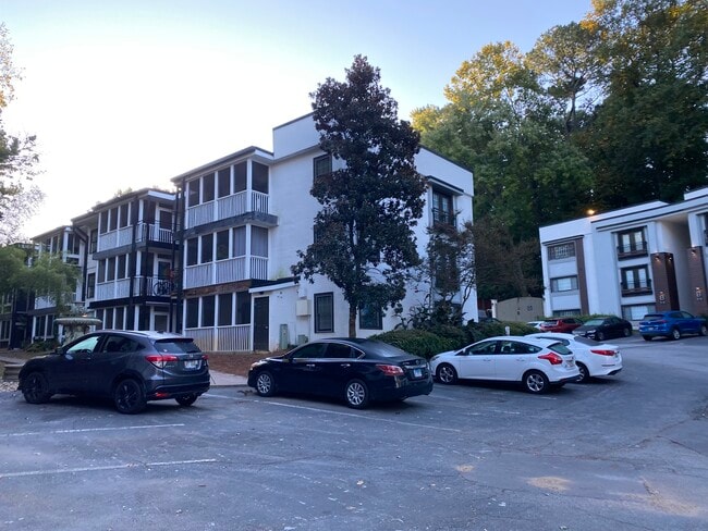 1445 Monroe Dr NE, Unit A8 in Atlanta, GA - Foto de edificio - Building Photo