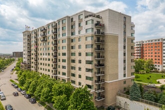 William's Court D & G in Ottawa, ON - Foto de edificio - Building Photo