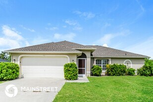 910 SW 9th Ave in Cape Coral, FL - Building Photo