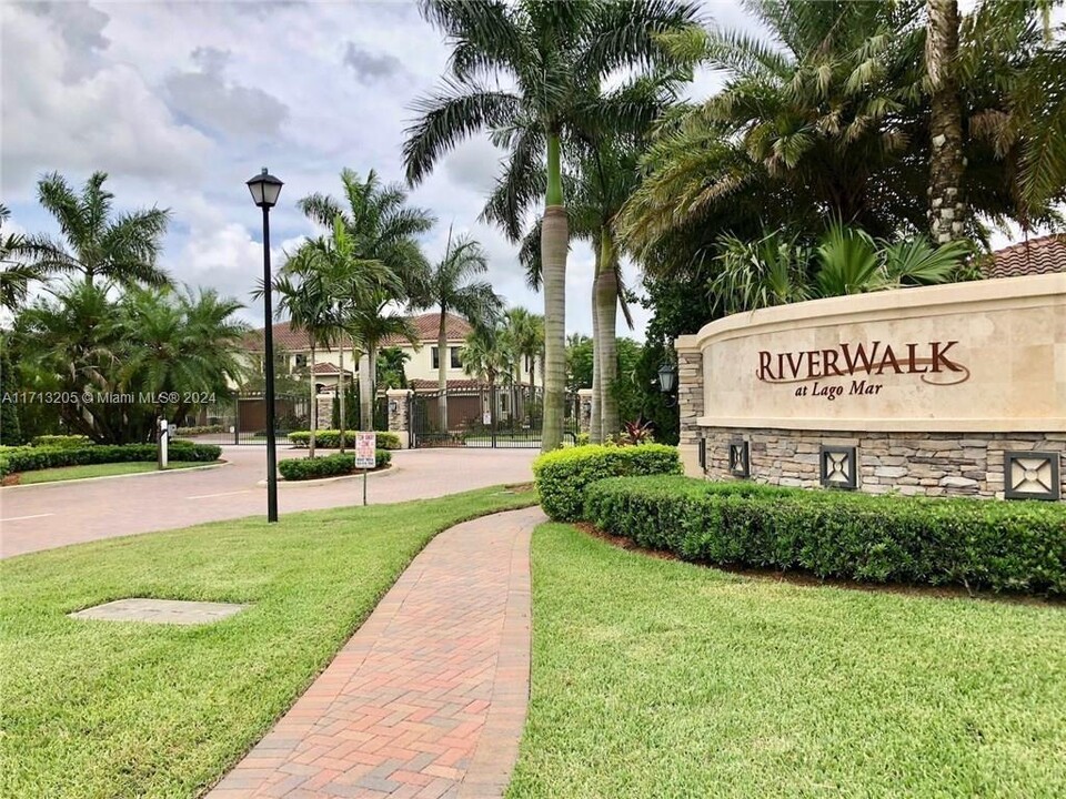 106 Riverwalk Cir E in Plantation, FL - Building Photo