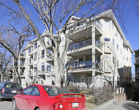 3410 Parkdale Blvd NW in Calgary, AB - Building Photo - Building Photo