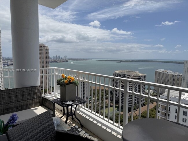 801 Brickell Key Blvd in Miami, FL - Foto de edificio - Building Photo