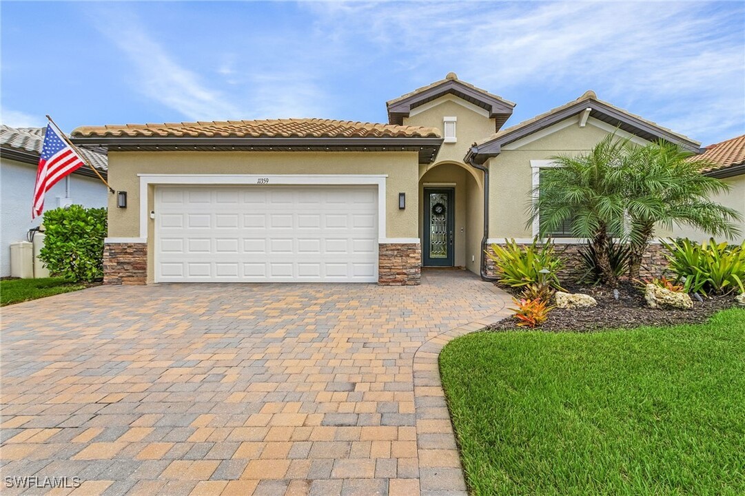 11359 Shady Blossom Dr in Ft. Myers, FL - Foto de edificio