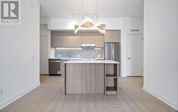 8188 Yonge St in Vaughan, ON - Building Photo - Building Photo