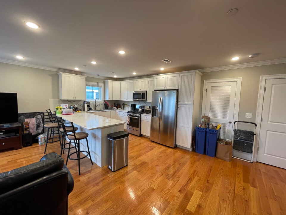 116 Holland St, Unit 2L in Somerville, MA - Building Photo