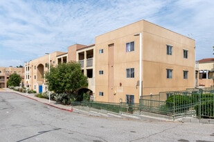 Willow Tree Apartments in Sylmar, CA - Building Photo