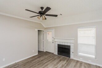 2001 Valley Falls Ave in Mesquite, TX - Foto de edificio - Building Photo