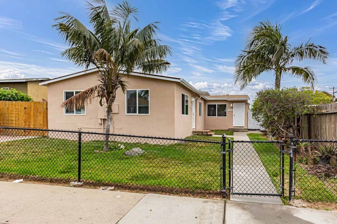 1407 Bush St in Oceanside, CA - Building Photo