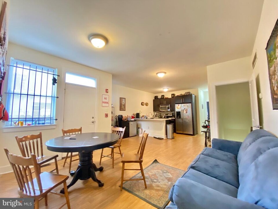 1622 W Jefferson St in Philadelphia, PA - Building Photo