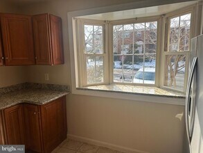 8146 Larkin Ln in Vienna, VA - Foto de edificio - Building Photo