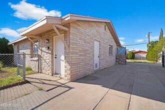 5017 Sierra Madre Dr in El Paso, TX - Building Photo - Building Photo