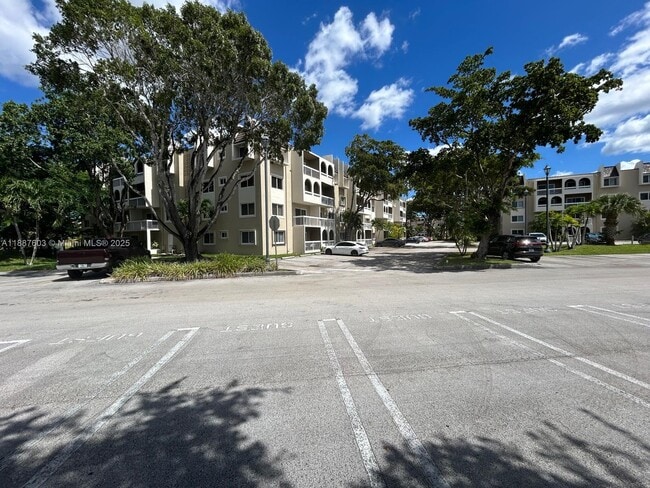 7850 Camino Real, Unit 318 in Miami, FL - Building Photo - Building Photo