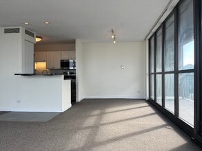 10 E Ontario St in Chicago, IL - Building Photo - Building Photo