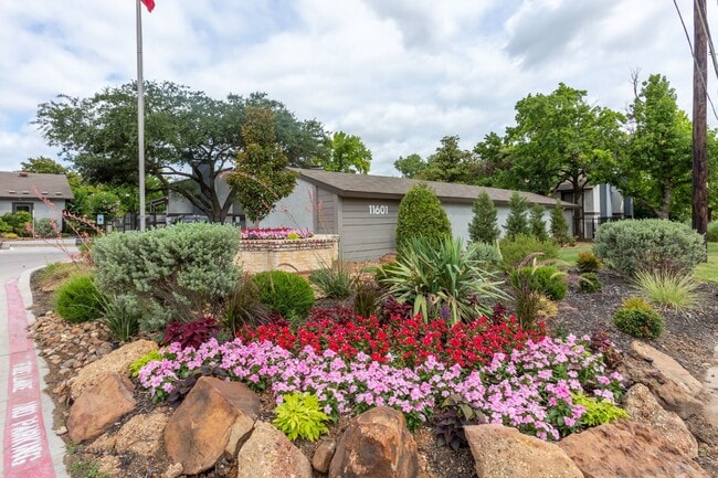 The Reserve at Lake Highlands in Dallas, TX - Foto de edificio - Building Photo