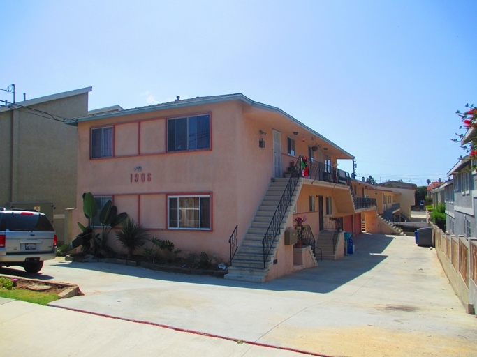 1906 Carnegie Ln in Redondo Beach, CA - Building Photo