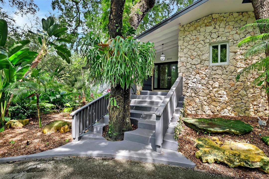 6565 SW 134th Dr in Pinecrest, FL - Building Photo