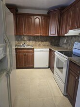 6960 Miami Gardens Dr in Hialeah, FL - Building Photo - Building Photo