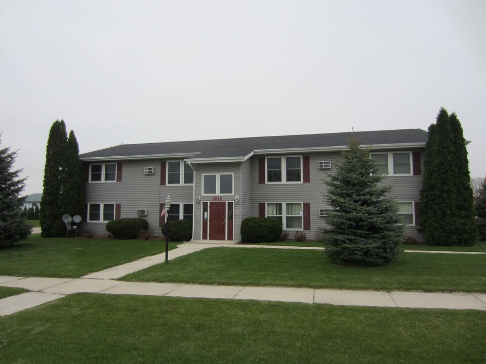 Village Apartments in New Holstein, WI - Foto de edificio