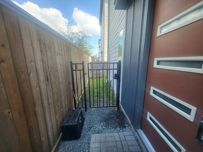 717 Emile St in Houston, TX - Building Photo - Building Photo