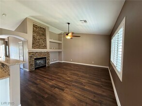 2002 Hobbyhorse Ave in Henderson, NV - Building Photo - Building Photo