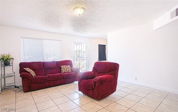 5228 Pebble Beach Blvd, Unit B in Las Vegas, NV - Building Photo - Building Photo
