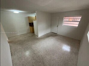 735 W 15th St in Hialeah, FL - Foto de edificio - Building Photo