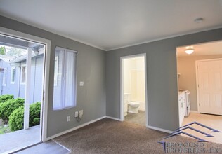 13103 SE Lincoln St in Portland, OR - Foto de edificio - Building Photo