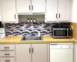 240 Lakeview Dr in Weston, FL - Building Photo