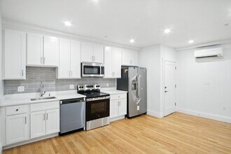 21 Regent Cir, Unit 5 in Brookline, MA - Foto de edificio - Building Photo
