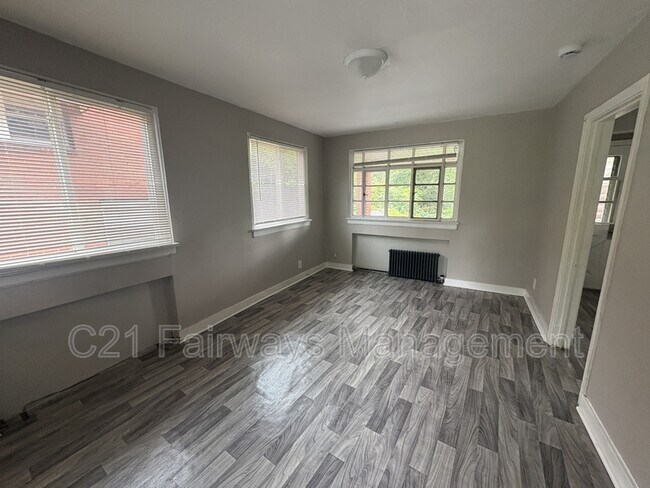 560 Wylie Ave in Clairton, PA - Building Photo - Building Photo