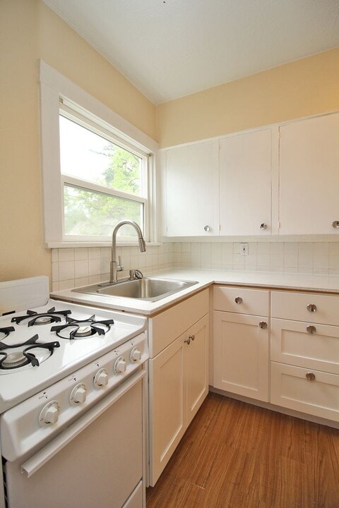 7630 SE Woodstock Blvd in Portland, OR - Building Photo