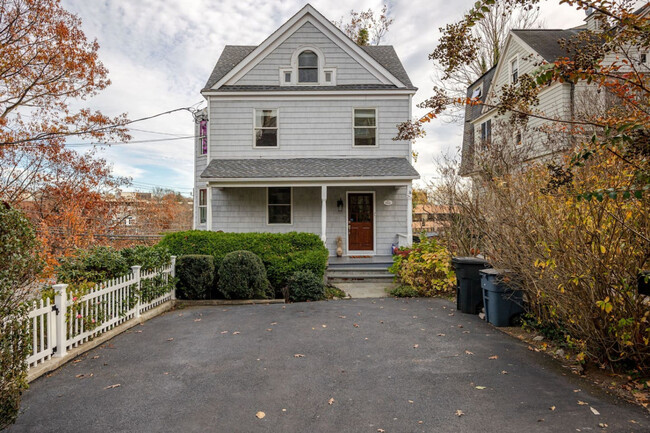 3 Woodland Dr in Greenwich, CT - Building Photo - Building Photo